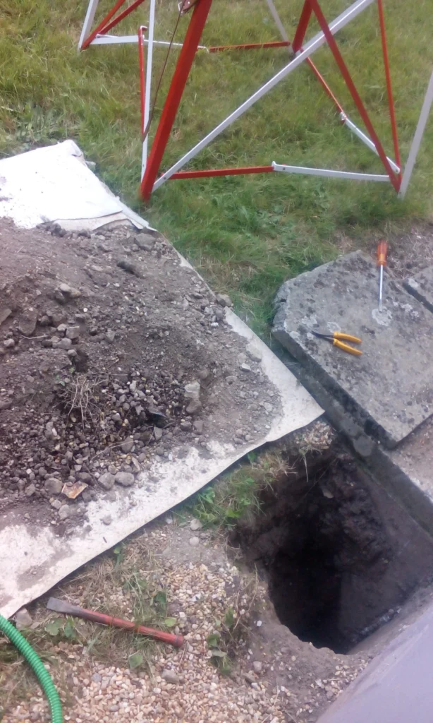Un trou de chantier pour l'installation de la fibre optique
